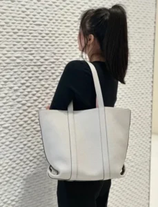 unknown-bag-white-tote-looks-like